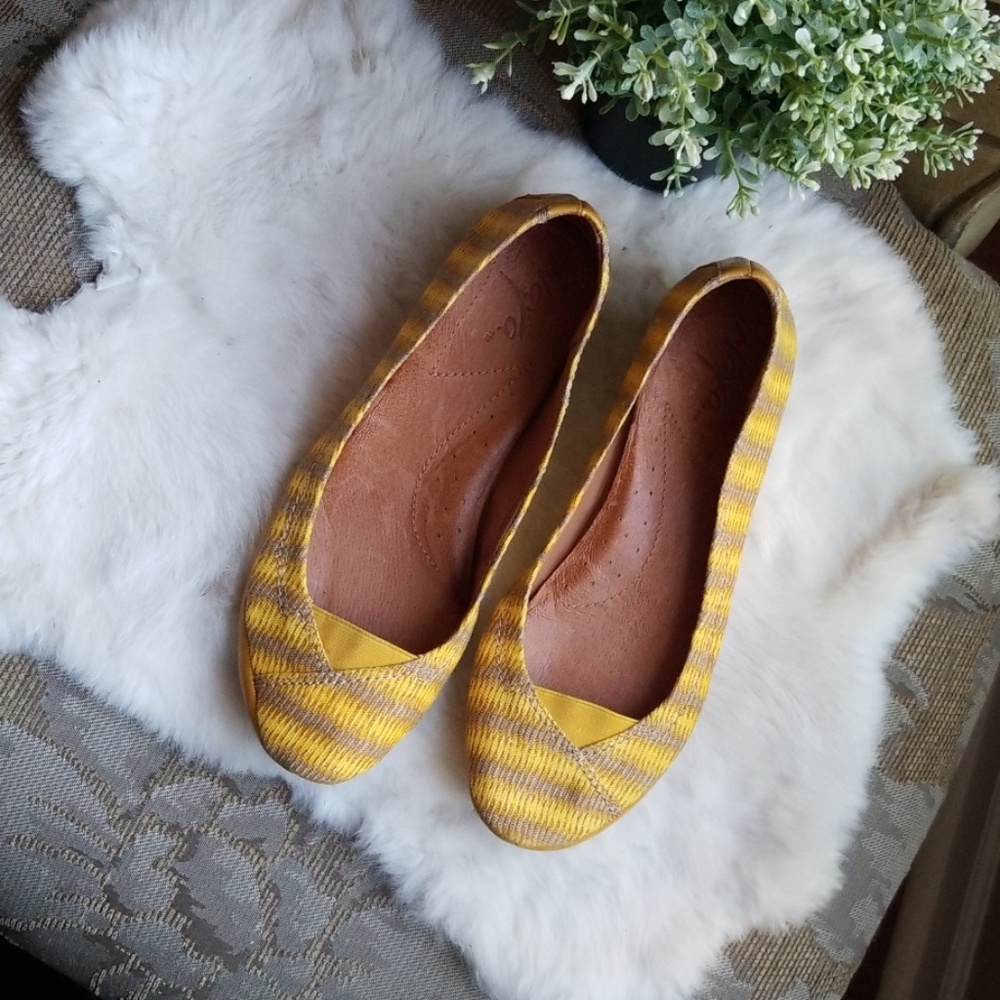 ✔Naya Rjvera yellow flats